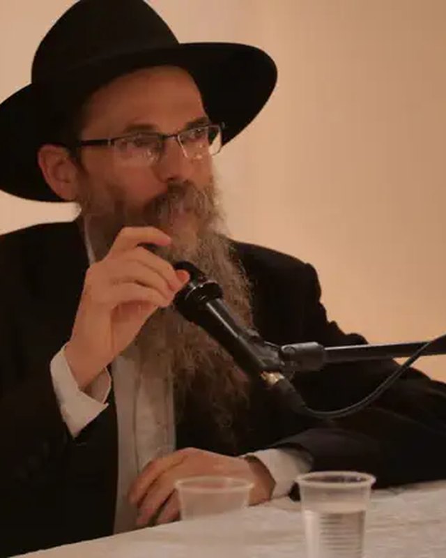 Rabbi Yitzchak Shapira teaching, speaking into a microphone